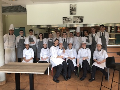 Les 2STHR de l'école hôtelière d'Avignon Avec Guillaume Descourt professeur de salle, Cyrille Leroy Chef de cuisine et Philippe Hérodote Les 2STHR de l'école hôtelière d'Avignon Avec Guillaume Descourt professeur de salle, Cyrille Leroy Chef de cuisine et Philippe Hérodote