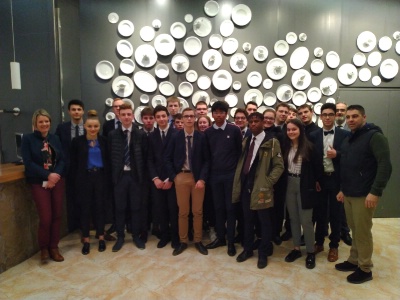 La classe du lycée Jeanne Delanoue devant le restaurant d'application de Joviat La classe du lycée Jeanne Delanoue devant le restaurant d'application de Joviat