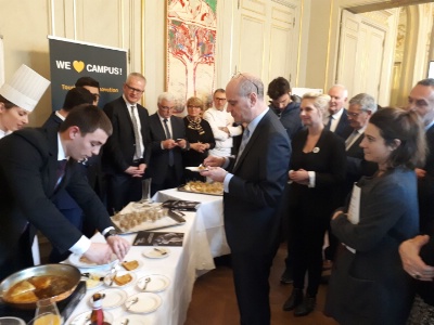 Dégustation de crêpes flambées par le ministre de l'Education nationale, Jean-Michel Blanquer accompagné par Maude Caucheteux (D.O). Dégustation de crêpes flambées par le ministre de l'Education nationale, Jean-Michel Blanquer accompagné par Maude Caucheteux (D.O).