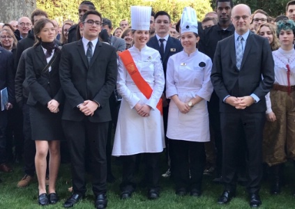Au centre (écharpe orange) Solène Elliott, lauréate nationale du concours Escoffier ; entourée par des étudiants du lycée hôtelier du Touquet et le ministre Jean-Michel Blanquer. Au centre (écharpe orange) Solène Elliott, lauréate nationale du concours Escoffier ; entourée par des étudiants du lycée hôtelier du Touquet et le ministre Jean-Michel Blanquer.