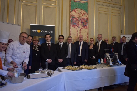 L'équipe du CMQTI des Hauts de France (enseignants et étudiants) autour de Maude Caucheteux (directrice opérationnelle) et de Thierry Cuvelier (proviseur du Lycée Hôtelier du Touquet) L'équipe du CMQTI des Hauts de France (enseignants et étudiants) autour de Maude Caucheteux (directrice opérationnelle) et de Thierry Cuvelier (proviseur du Lycée Hôtelier du Touquet)