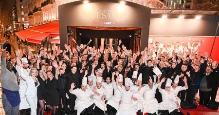 Le personnel du Fouquet's, les élèves et encadrants des trois lycées normand devant Le Fouquet's