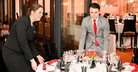 Mise en place des tables où tant de personnalités du cinéma vont prendre place