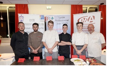 Les jeunes élèves cuisiniers du lycée Jean Vigo ayant participé à cette finale, entourés par leurs professeurs de cuisine : Mrs Rivemale et Solinhac.