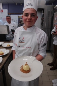 Catégorie 'Junior' : Zachary Lebel - CFA Médéric de Paris (75) avec son dessert 'Ma Normandie'