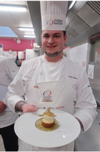 Catégorie 'professionnels' : Anthony Chenoz- restaurant Lucas Carton à Paris (75) avec son dessert 'La Pomme de Pain'