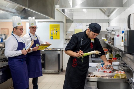 Préparation des recettes en cuisine avec le jury
