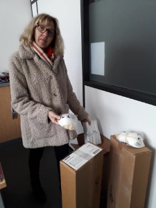 Nathalie Allart, Directrice du CFA distribuant les masques