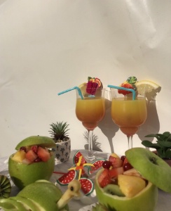 La gagnante en catégorie service : Isalyne Ajalbert : cocktails Florida + salade de fruits.