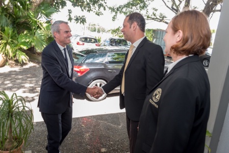 Accueil par Mme Fabre de l'ambassadeur de France à l'ïle Maurice