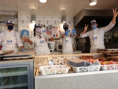 Les bénévoles du lycée Albert De Mun dans le food truck Les bénévoles du lycée Albert De Mun dans le food truck