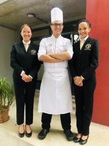 Les étudiants en uniforme de l' Institut International du Luxe, Tourisme et Arts Culinaire