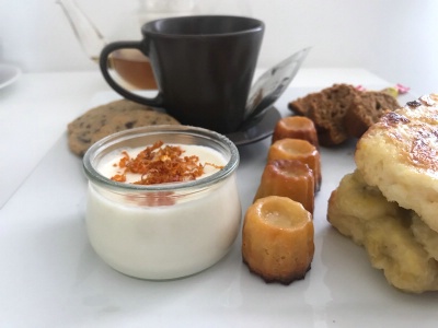 Violette : Thé Gourmand (pana cotta vanille, cannelé, cookies, cake carambar, pain perdu de brioche)