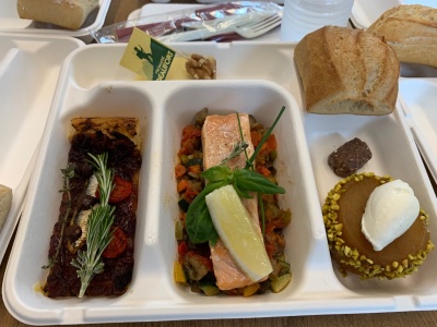 plateaux-repas composés de Pissaladière, Dos de saumon, ratatouille, Tarte Tatin