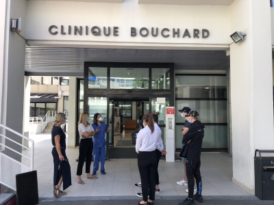 Les élèves devant la clinique Bouchard