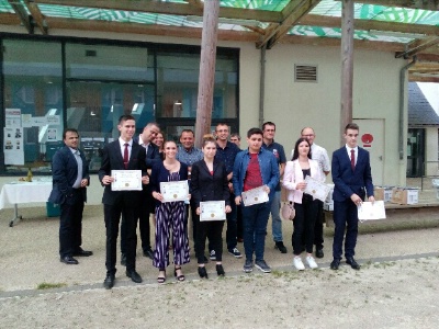 de gauche à droite : Jean-Yves Hebrard, Paul Hennard, François Hennard (Jury), Fabienne Adrien, Flavie Renaud, Sébastien Catherine (Jury), Malaury Guéneau, Philippe Gaujour (Jury), Caroline Bernard (Proviseur adjoint), Paolo Planchard, Guillaume Charlot (Jury), Margot Garcia, Philippe Portoles (Jury), Bastien Béal de gauche à droite : Jean-Yves Hebrard, Paul Hennard, François Hennard (Jury), Fabienne Adrien, Flavie Renaud, Sébastien Catherine (Jury), Malaury Guéneau, Philippe Gaujour (Jury), Caroline Bernard (Proviseur adjoint), Paolo Planchard, Guillaume Charlot (Jury), Margot Garcia, Philippe Portoles (Jury), Bastien Béal