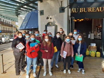 Les élèves du lycée Valery Larbaud devant l'enseigne Au Bureau