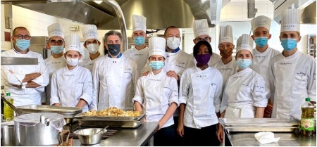 Les étudiants de Terminale Bac Proc Cuisine, Christophe Haton, enseignant formateur à FERRANDi Paris avec avec Michel Roth et Guillaume Gomez Les étudiants de Terminale Bac Proc Cuisine, Christophe Haton, enseignant formateur à FERRANDi Paris avec avec Michel Roth et Guillaume Gomez