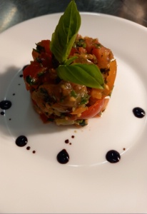 Tartare tomates vieilles variétés basilic, réduction de balsamique