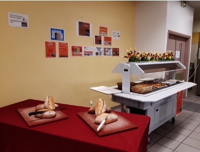 nouveau système de distribution au restaurant scolaire