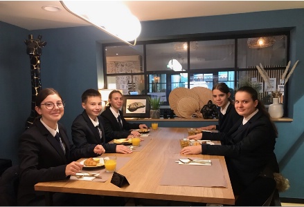 Les 2STHR du lycée Branly prennent leur petit dej à l'hôtel Mercure Les 2STHR du lycée Branly prennent leur petit dej à l'hôtel Mercure