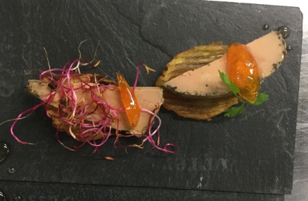 Entrée : Salade, saumon fumé, tomates, pamplemousse, avocat Entrée : Salade, saumon fumé, tomates, pamplemousse, avocat