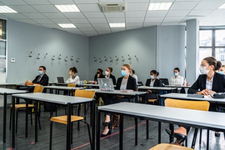 Les étudiants dans une salle de cours équipée des dernières installations numériques Les étudiants dans une salle de cours équipée des dernières installations numériques