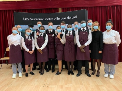Vêtus de leurs uniformes, les élèves du lycée Camille Claudel apparaissent déjà comme de professionnels en devenir.
