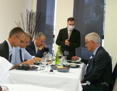 Jonathan Carounho BTS MHR 2 en plein service De gauche à droite : Monsieur Prulhière (Directeur du pôle formation UIMM), Christian Espeso, François Raffarin et à droite Pierre Fabre, ancien PDG Turboméca Safran. Jonathan Carounho BTS MHR 2 en plein service De gauche à droite : Monsieur Prulhière (Directeur du pôle formation UIMM), Christian Espeso, François Raffarin et à droite Pierre Fabre, ancien PDG Turboméca Safran.