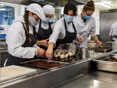 préparations des Poires Belles Hélène par des étudiants MAN préparations des Poires Belles Hélène par des étudiants MAN