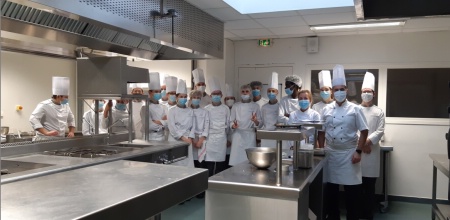 La brigade des cuisiniers, avec leurs professeurs Mme Lavige et Mr Antoun