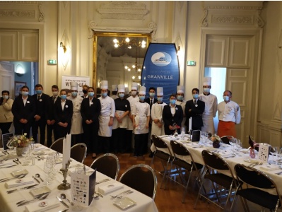Les 3 chefs Disciples d'Escoffier et les élèves, accompagnés de leurs enseignants