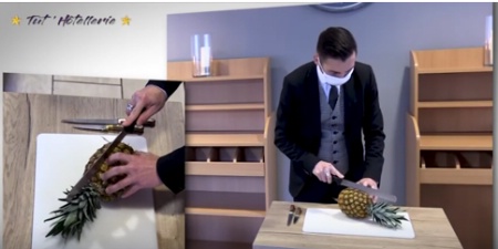 La découpe de l'ananas en gondole