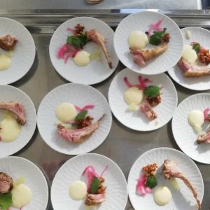 carré d'agneau rôti émulsion maïs pop-corn au jus d'agneau et pickles d'oignons rouges