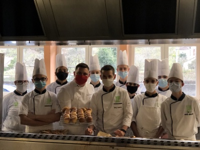 de gauche à droite : Ambre, Sandro, Lenny, Didier Fischesser (chef), Tony, Jonathan Geng (professeur), Lucas, Mikaël, Reda, Quentin et Jordan.