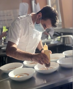 Alexandre Thiebaut en plein dressage de la raviole de Saumon et Gambas (recette de Gordon Ramsay)