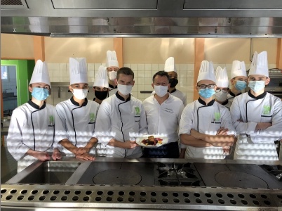 de gauche à droite : Jordan, Reda, Mikaël, Lucas, Jonathan Geng (professeur), Lenny, Régis Bel (chef), Tony, Sandro, Ambre et Philippe.