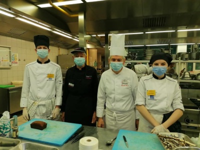 Patrick Danet (Danet Traiteur de Mondeville) et 2 élèves de 1ère bac-pro cuisine Patrick Danet (Danet Traiteur de Mondeville) et 2 élèves de 1ère bac-pro cuisine