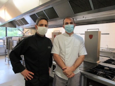 Lucas Remond (à droite) et son coach Gwénaël Boudier, professeur de cuisine au lycée Rabelais.