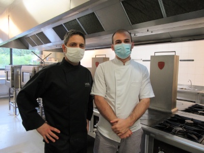Lucas Remond (à droite) et son coach Gwénaël Boudier, professeur de cuisine au lycée Rabelais. Lucas Remond (à droite) et son coach Gwénaël Boudier, professeur de cuisine au lycée Rabelais.