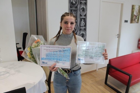 Léa Trétout, apprentie au Restaurant l'Océanic de Crozon Léa Trétout, apprentie au Restaurant l'Océanic de Crozon