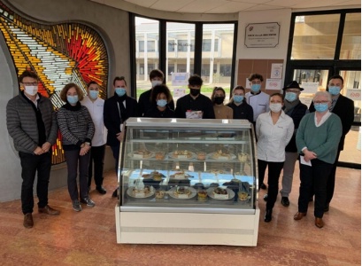 remise des prix en présence de Mme Morieux proviseure, Mme Bilhère proviseure adjointe, Mr Rigaud directeur délégué aux formations professionnelles, Fanny Rey de l'auberge de Saint Rémy de Provence et marraine de la promo, Jean-Jacques Prévot chef emblématique de cavaillon, Vincent Warin traiteur « passion cuisine » de Cavaillon et ancien élève du lycée, Eléonore Martin