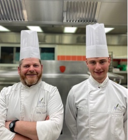 Le candidat Rémi Bleret-Perez en 1er année BTS MHR et le Chef Xavier Laquièze professeur d'Arts-culinaires - LTH Bonneveine de Marseille.