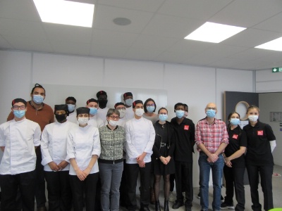 Les 17 stagiaires (10 cuisiniers et 7 serveurs) en tenue aux côtés des encadrants de la fondation. Les 17 stagiaires (10 cuisiniers et 7 serveurs) en tenue aux côtés des encadrants de la fondation.