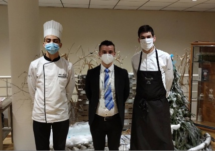 de gauche à droite : Kilian Franceschi (élève en Terminale Cuisine), Geoffrey Maniero-Vial (professeur de restaurant) et Cédric Gervy (professeur de cuisine). de gauche à droite : Kilian Franceschi (élève en Terminale Cuisine), Geoffrey Maniero-Vial (professeur de restaurant) et Cédric Gervy (professeur de cuisine).