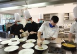 Guillaume Pape dans les cuisines du Lycée Hôtelier La Closerie de Saint Quay Portrieux