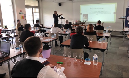 masterclass sur le sake devant avec Brunet Pinet de l'hôtel de Crillon