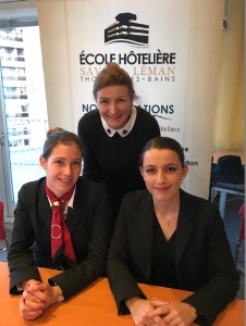 à gauche Valentine Thibaud, à droite Lauriane Keladzé la lauréate et derrière Sophie Roussel Gall leur professeur et coach