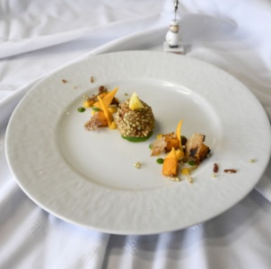 assiette gagnante « Croquette de patidou et jambon d'Auvergne, butternut en trois façons, tuiles de sarrasin et sauce émulsionnée au persil, huile de noisette de Sayat