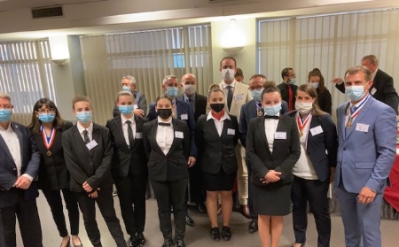 les 5 candidates (à gauche Frejus à droite Toulon ) et le jury et officiels les 5 candidates (à gauche Frejus à droite Toulon ) et le jury et officiels